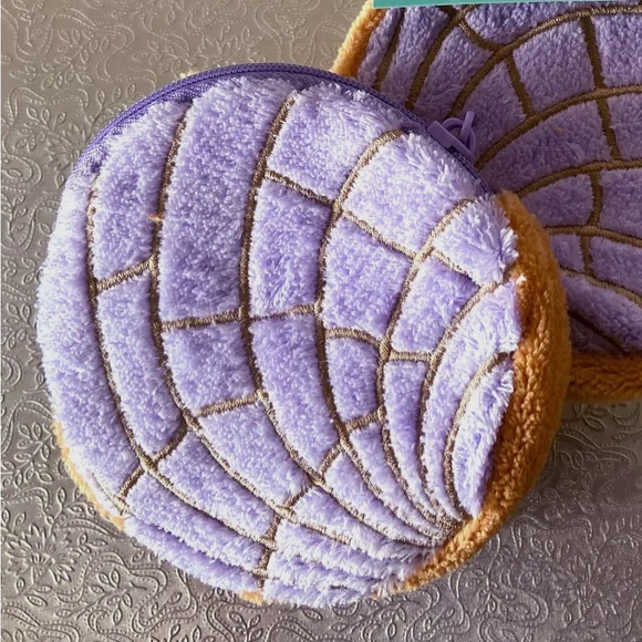 Blue and Tan “Concha” Shell-Shaped Coin Purse - Picture 2 of 3